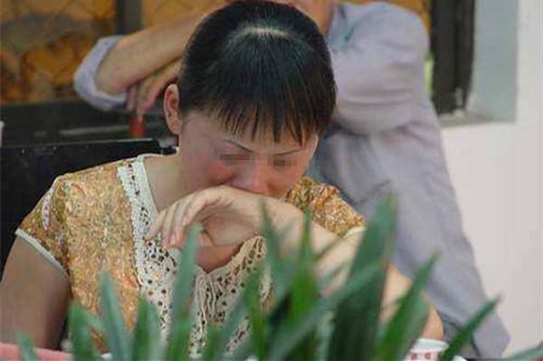 母親徒步三千里，肩背手推兩個癱瘓女兒尋醫，走了整整五年去北京