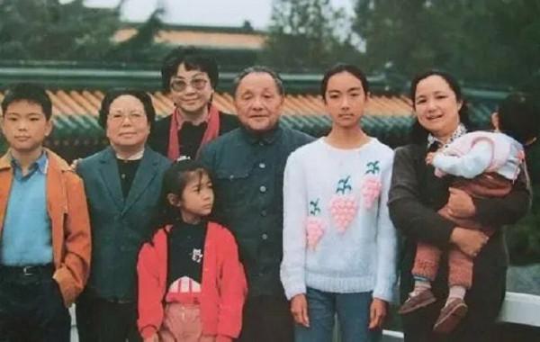 1950年，鄧小平首次見到比他大五歲的繼母，之後用了三種不同稱呼