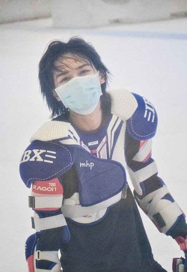 朱正廷《冰球少年》路透曝光,中長髮造型絕了!路人看了想轉粉 朱正廷《冰球少年》路透曝光,中長髮造型絕了!路人看了想轉粉