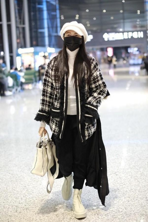 伊能靜終於認清年齡，穿格紋外套挺樸素的，有60後的樣子了