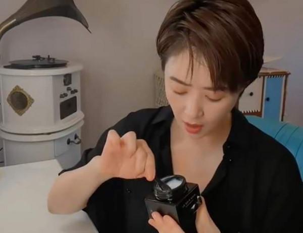 蔣欣瘦了就自信爆表!鏡頭下卸妝面板狀態好到爆,穿黑衣真顯瘦 蔣欣瘦了就自信爆表!鏡頭下卸妝面板狀態好到爆,穿黑衣真顯瘦