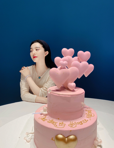 40歲范冰冰變低調,穿香檳真絲裙走溫婉路線,好友楊天真送祝福 40歲范冰冰變低調,穿香檳真絲裙走溫婉路線,好友楊天真送祝福