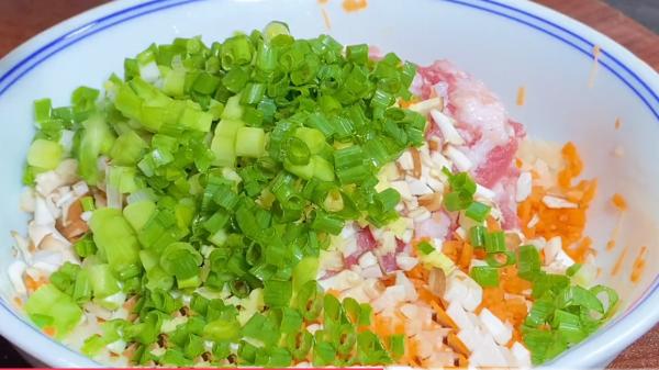 秋日忌寒涼,多吃3紅3白,少吃2綠,潤肺去秋燥,一家老小身體棒 秋日忌寒涼,多吃3紅3白,少吃2綠,潤肺去秋燥,一家老小身體棒