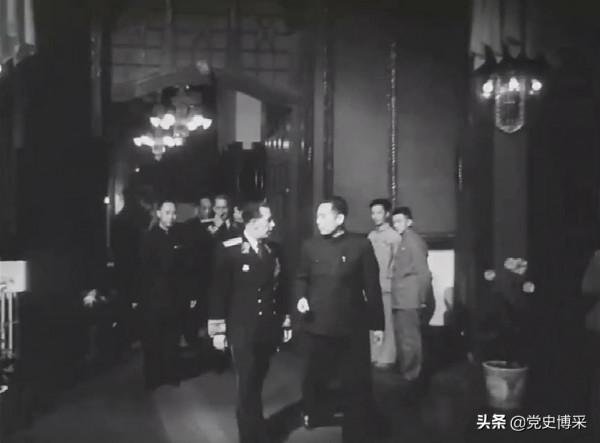 身兼外交部長的周恩來會不會說外語，水平又怎樣呢？珍貴的歷史鏡頭給你答案