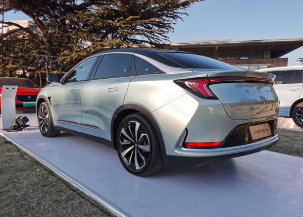 想氣派，這4款純電中大型轎車也值得選，極狐阿爾法S領銜