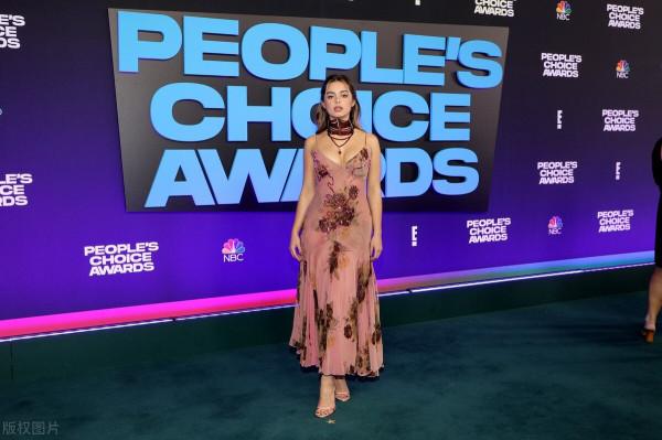 第47屆人民選擇獎頒獎典禮 艾迪生-雷粉色刺繡吊帶長裙似仙女