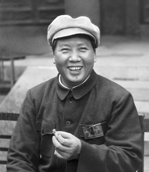 1956年河南一服務員身份曝光,毛主席彭老總搶著請吃飯,他是誰? 1956年河南一服務員身份曝光,毛主席彭老總搶著請吃飯,他是誰?