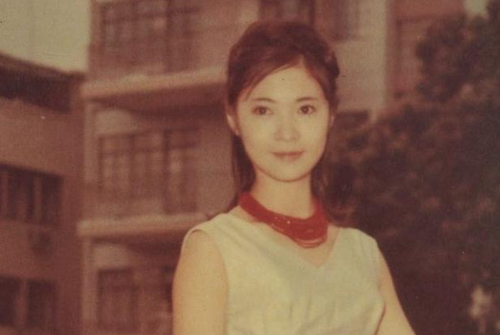 第一個甩了謝賢的女人，因慈善向那英下跪，蕭芳芳到底是什麼來頭