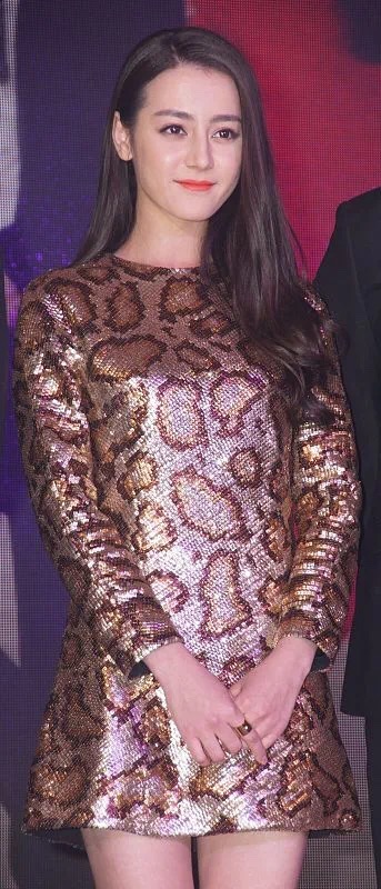 透視裙、漁網襪、花裙子，穿土味單品的女明星，照樣一個比一個美