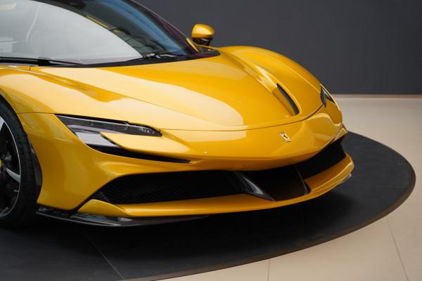 體驗法拉利SF90 Spider，千匹馬力敞篷混動超跑，2.5秒即可破百