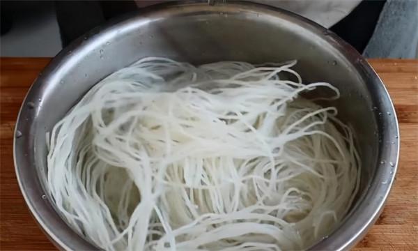 砂鍋米線怎麼做才好吃？在家做很簡單，一次做一大鍋，實在太香了