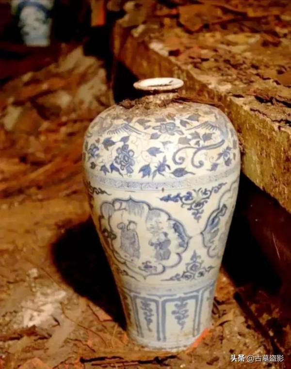 中國有一座古墓，日軍曾數次盜掘未遂，結果出土一價值10億的瓷器
