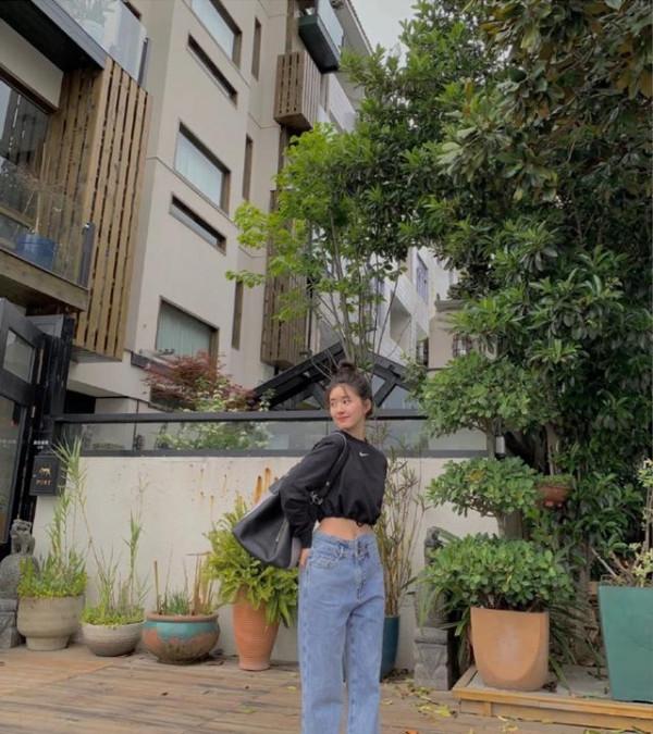 新生代小花趙露思太會穿了吧！天藍色雪紡衫搭編格包，滿滿甜美感