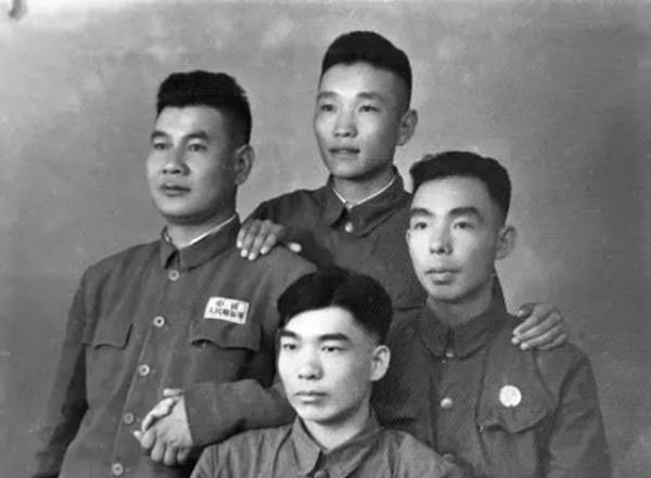 政委掏槍要斃了他,此人還是不跑,後當司令,老司令高興得沒吃飯 政委掏槍要斃了他,此人還是不跑,後當司令,老司令高興得沒吃飯