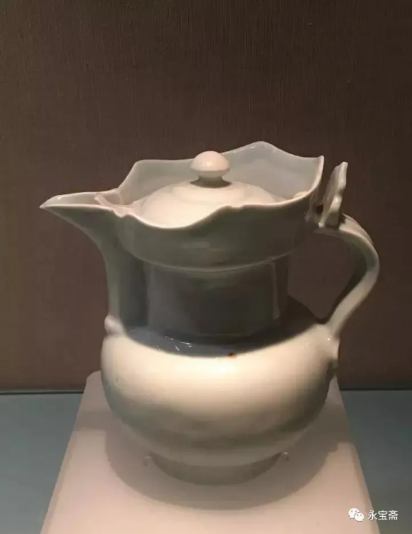 大明弘治年制款黃釉刻龍鳳紋僧帽壺