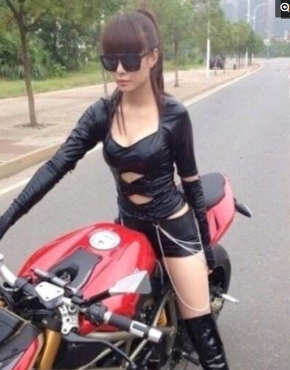 沈夢辰駕駛重機車,霸氣側漏 沈夢辰駕駛重機車,霸氣側漏