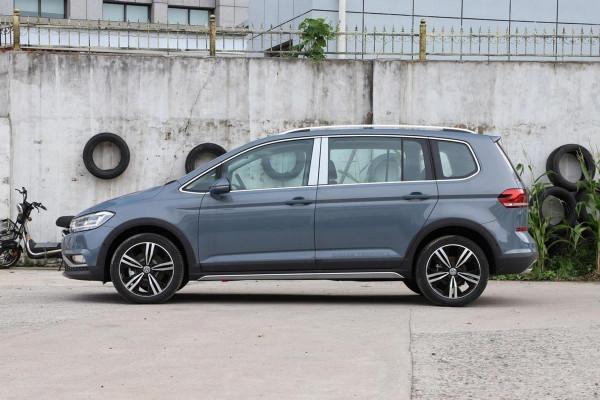 6座佈局&plus;主動剎車，百公里油耗6&period;3升，實拍大眾途安L頂配版