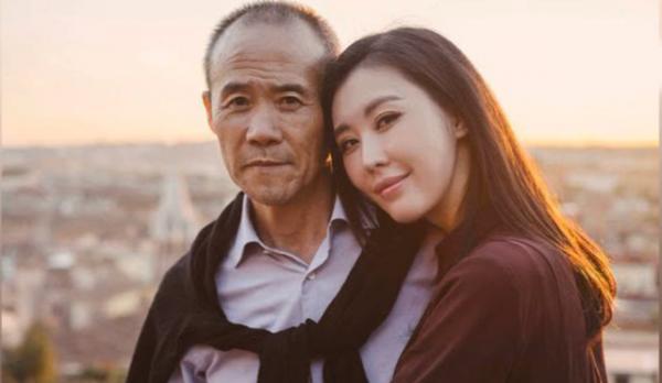 70歲王石戴草帽度假!街頭喝椰子水灑一身,大口啃木瓜好接地氣 70歲王石戴草帽度假!街頭喝椰子水灑一身,大口啃木瓜好接地氣