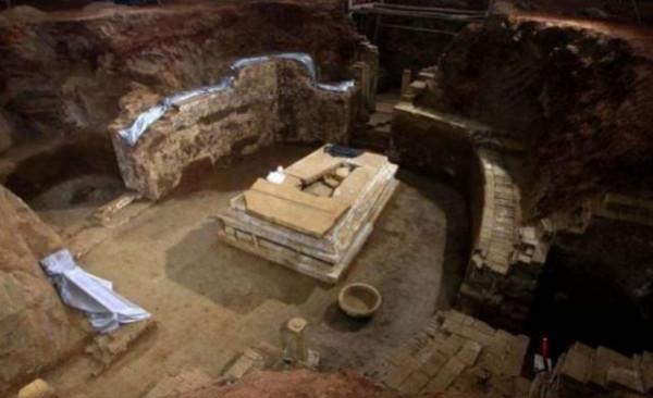 古墓出土一黃金鐵劍，劍柄重量17斤，專家：鑄就劍身的廢鐵更值錢