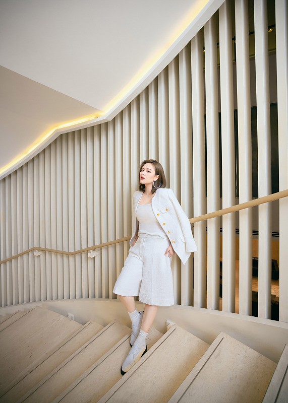 馬思純的“肉肉臉”好精緻，懟臉拍無損顏值，穿黑西裝好乾練