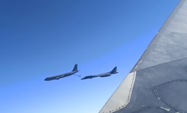 美軍兩架轟炸機兩架加油機抵近俄邊境,俄軍戰機緊急升空攔截 美軍兩架轟炸機兩架加油機抵近俄邊境,俄軍戰機緊急升空攔截