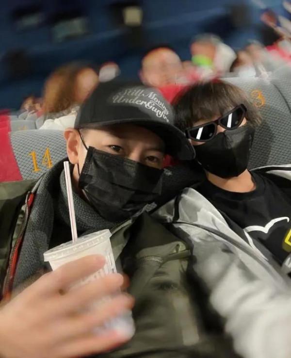 林志穎曬與大兒子Kimi合影，身高與父親已相差無幾