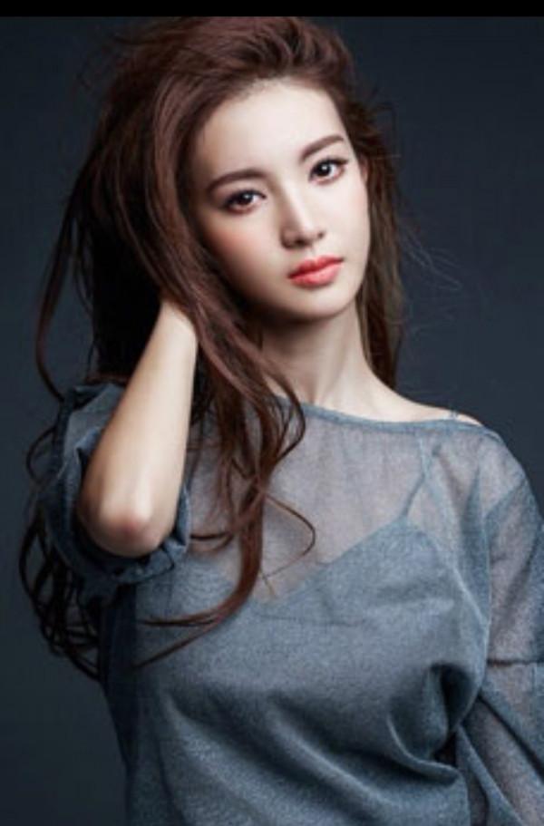 鄧倫傳過幾個緋聞女友，特別是金晨和李沁，有著非一般的關係