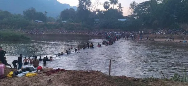 緬甸妙瓦底難民營，炮彈掉落瞬間，伴隨著尖叫聲，難民四散逃開