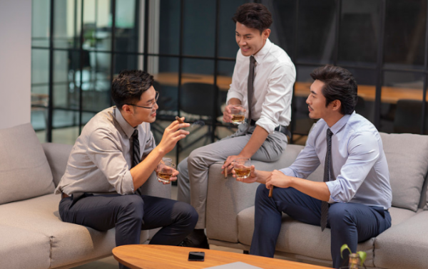 人到中年，應該遠離同學聚會，同學相聚無非是三個目的，毫無意義