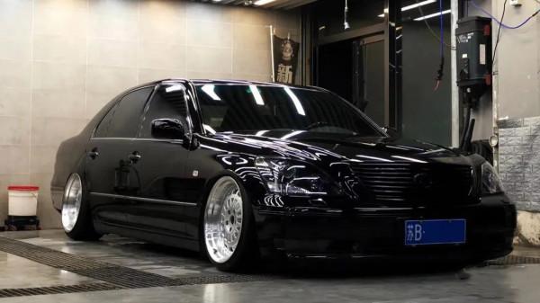 從修理廠到婚姻殿堂，夫妻共同打造低趴雷克薩斯LS430