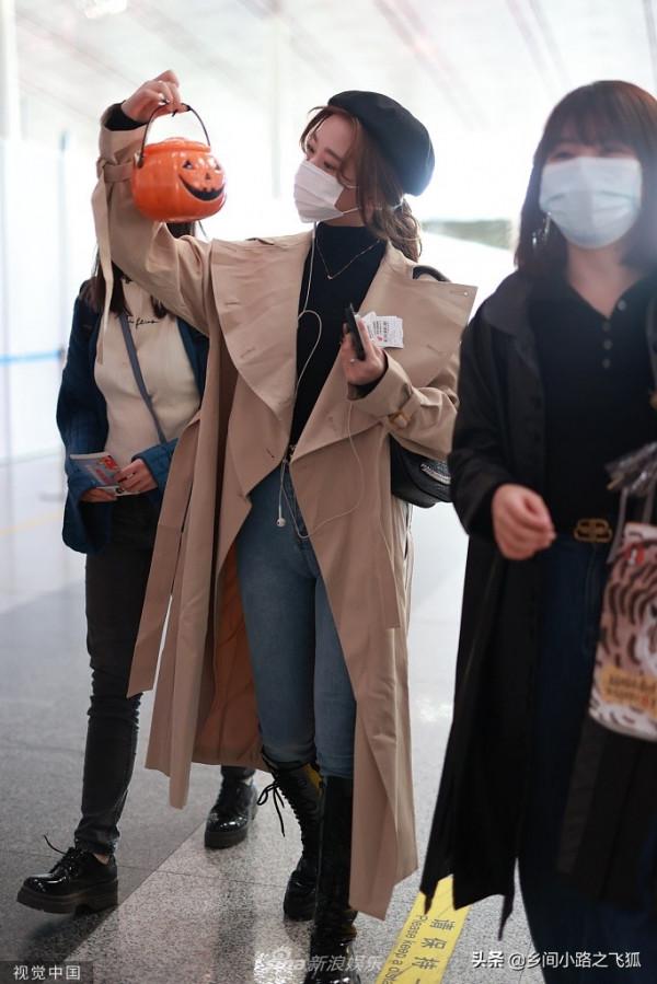 張紫寧穿大翻領風衣設計感十足 獲粉絲送南瓜燈愛不釋手