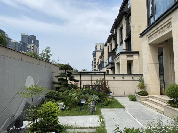 心之嚮往，是有個下沉式庭院，鋪防腐木不封頂，養花休閒又省了錢