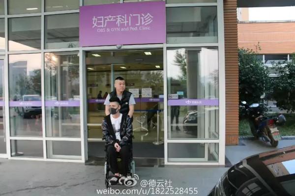 相聲演員張雲雷從婦產科重生而歸