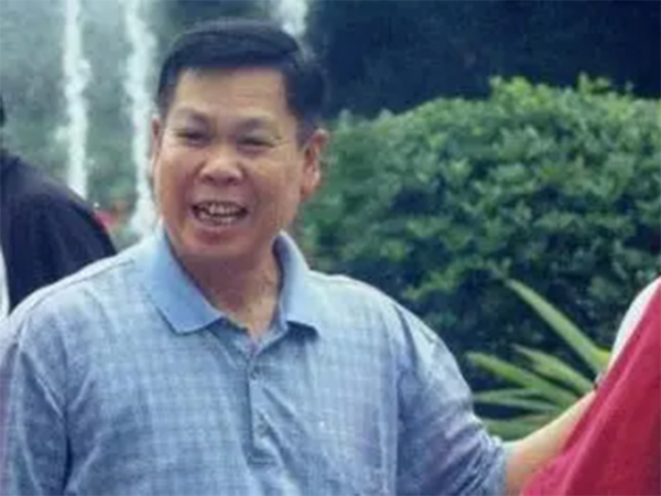 李經緯葬禮上，年近50的李寧：李先生不僅是老闆，更像是我的父親