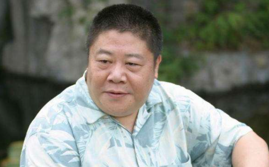 曾一次性喝27扎啤酒，因“翻譯官”一角走紅，劉金山如今怎麼樣了