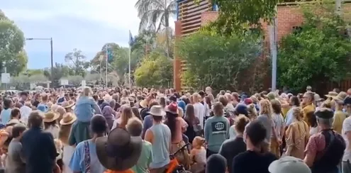 澳大利亞亂了!為反疫苗太瘋狂,抗議者圍攻警察,騎警街頭衝鋒 澳大利亞亂了!為反疫苗太瘋狂,抗議者圍攻警察,騎警街頭衝鋒