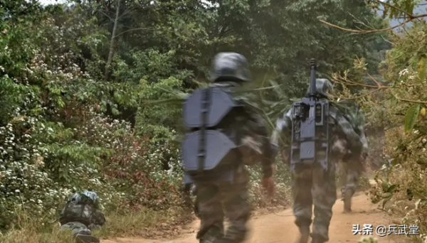 罕見國產QLZ201山地榴彈發射器？三人戰鬥小組攜帶，重量減輕大半