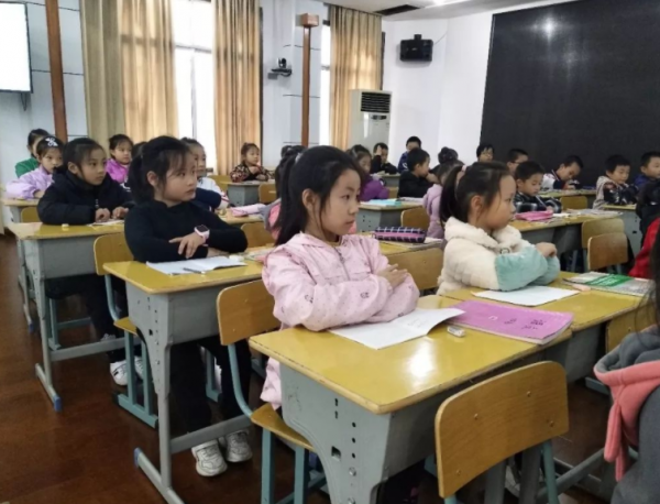 小學課桌改成“懶人椅”，午休可以躺著睡覺，家長卻迎來新的擔憂