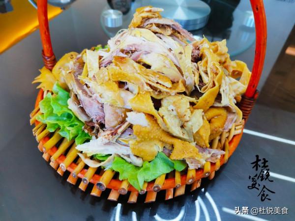 遠房親戚來拜年，專門下飯店，6人點了10道菜被嘲笑小氣，太委屈