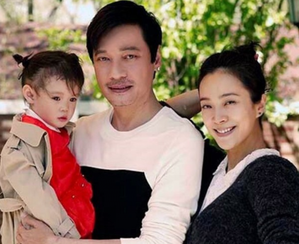 58歲羅嘉良久違回北京，直言很激動想哭，與妻子在機場相擁太甜蜜