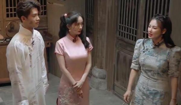 張雨綺和楊冪同穿旗袍，美得讓人心動，一個清純一個成熟