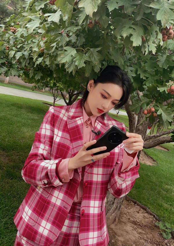 張馨予久違迴歸長髮造型！明豔嬌貴迷人無比，比短髮美貌更升一級