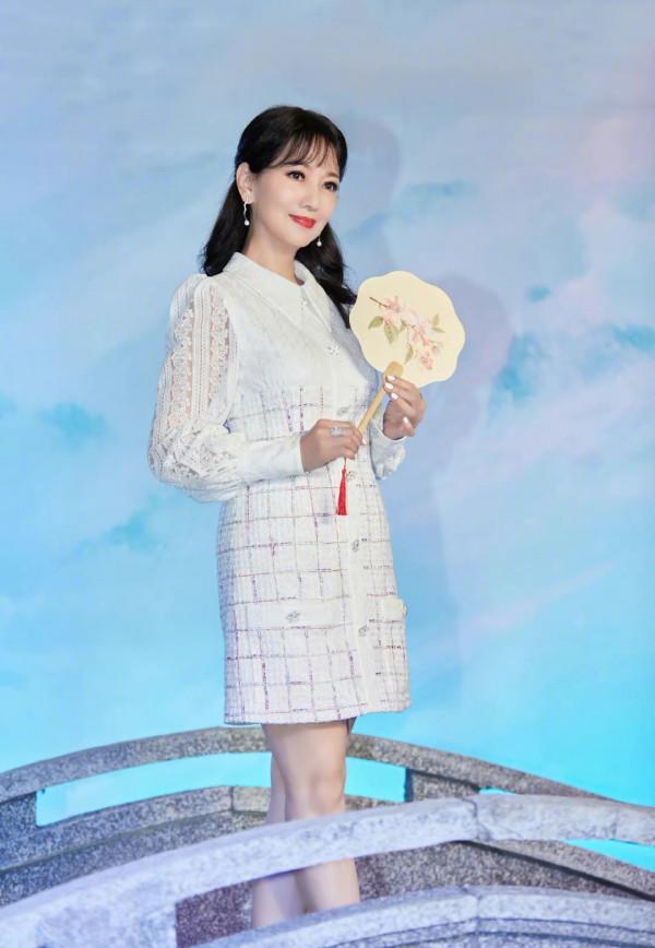 趙雅芝真會打扮自己，穿小白裙還扎“公主頭”，誰敢說是66歲奶奶