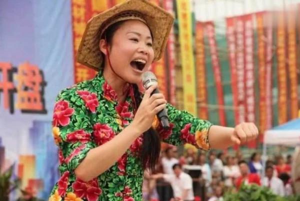 草帽姐身體透支住院，佩戴金鐲豪華別墅被曝，難怪朱之文力捧兒媳