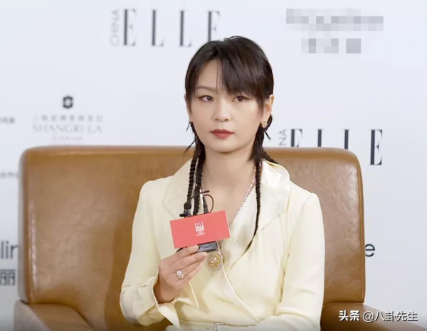 ELLE盛典：關曉彤精修前後差別大，唐嫣髮型糟糕，秦海璐大秀身材