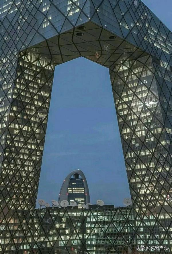 英國遊客拍下北京“央視大樓”建築，引發熱議：中國建設很強大