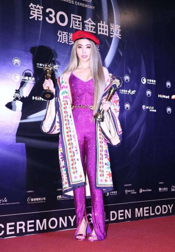 蔡依林真是“潮流教主”，亮片連體褲配“睡袍”，粉配紅都不土