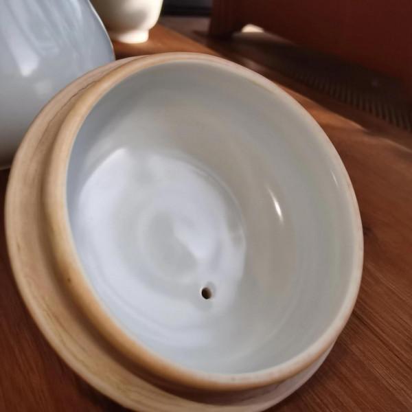 明宣德甜白釉梨壺鈴鐺杯（一壺四杯）賞析