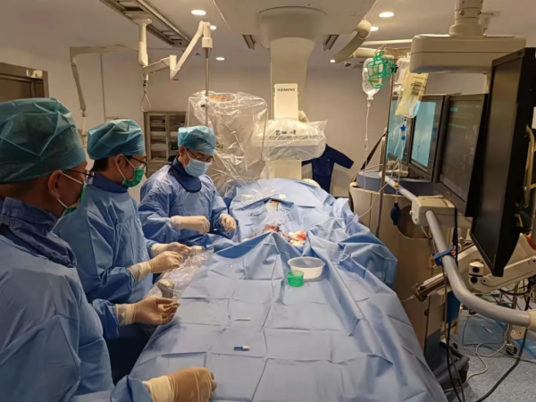 青海37歲女患者突發腦出血，浙江醫生千里馳援，不開顱“一根針”治好腦部血管畸形團