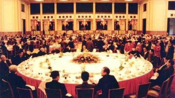 1959年人民大會堂舉辦國宴，天花板上藏著50個人，他們是誰呢？